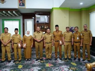 Bupati Depri Pontoh Serahkan SK 4 Penjabat Sangadi