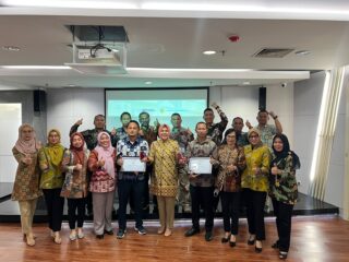 Wali Kota Tatong Bara Terima Penghargaan BerAKHLAK Tahun 2022