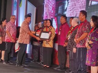 Wali Kota Tatong Bara Terima Penghargaan PPD dan Sulut Sensanitasional Award