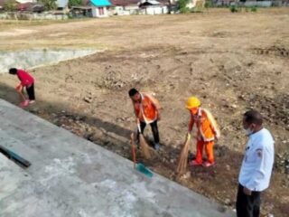 DLH Kotamobagu Bersihkan Sampah di Pasar Senggol