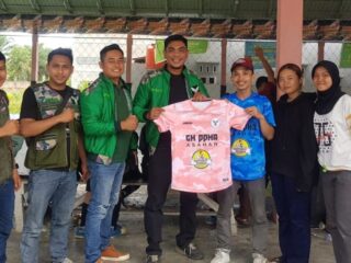 Ketua DPP GM PPMA , Khairul Anhar Harahap saat menyerahkan kaos kepada Panitia turnamen Futsal usia dini, Minggu (14/5/2023).(foto: Dicky)