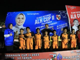 Wali Kota Tatong Bara Menutup Secara Resmi Turnamen Sepak Bola ALH CUP II