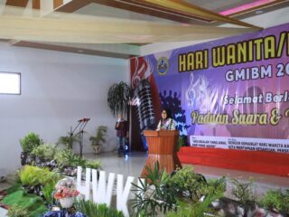 Wali Kota Tatong Bara Menghadiri Hari Wanita Kaum Ibu GMIBM