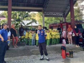 Damkar Kotamobagu Perkenalkan Alat-alat Pemadam Kebakaran kepada Anak-anak TK