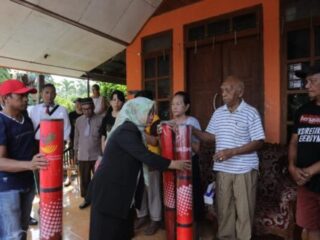 Pemkot Kotamobagu Salurkan Bantuan kepada Korban Kebakaran Rumah