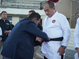 Wabup Asahan Terima Sabuk Hitam DAN Kehormatan Karate INKANAS