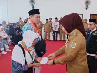 Wali Kota Tatong Bara Serahkan Uang Saku CJH