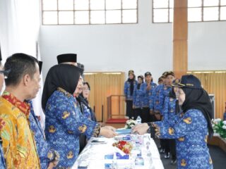 Wali Kota Tatong Bara Serahkan SK Pengangkatan P3K dan Tutup Latsar CPNS Formasi 2021