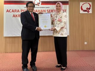 Wali Kota Tatong Bara Terima Sertifikat Akreditasi Paripurna RSUD Kota Kotamobagu