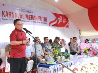 Wakil Wali Kota Nayodo Koerniawan Lepas Ribuan Peserta Karnaval Merah Putih