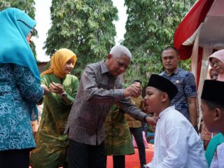 Bupati Asahan Serahkan Obat Cacing kepada UPTD SDN 015861