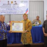 Wali Kota Tatong Bara Terima Penghargaan Tokoh Pengembangan Pendidikan Tinggi di BMR