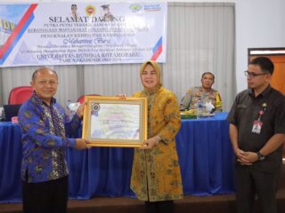 Wali Kota Tatong Bara Terima Penghargaan Tokoh Pengembangan Pendidikan Tinggi di BMR