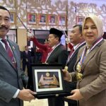 Wali Kota Tatong Bara Terima Tanda Penghargaan Kartika Pamong Praja Muda dan Alumni Kehormatan Pendidikan Tinggi Kepamongprajaan dari IPDN