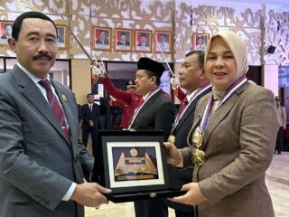 Wali Kota Tatong Bara Terima Tanda Penghargaan Kartika Pamong Praja Muda dan Alumni Kehormatan Pendidikan Tinggi Kepamongprajaan dari IPDN