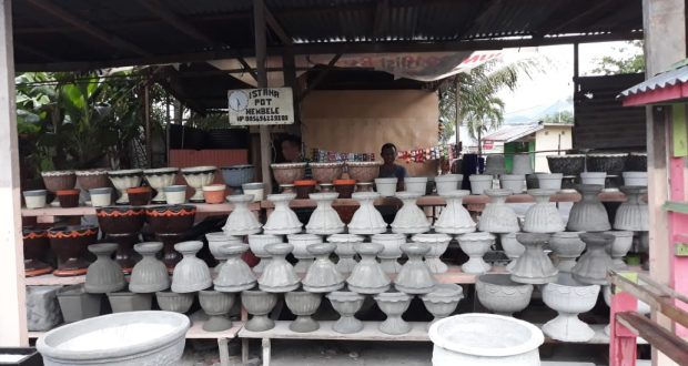 Bisnis Pot Bunga Milik Samrin Banyak Pelanggan