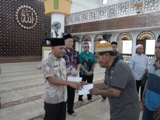 Bupati Asahan Salurkan Santunan Uang Tunai kepada Anak Yatim dan Tukang Becak