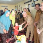 Bupati Asahan Serahkan Bantuan Makanan Tambahan kepada Anak Penderita Stunting