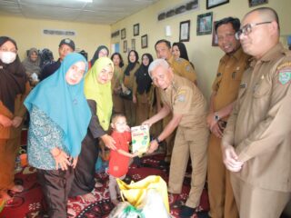 Bupati Asahan Serahkan Bantuan Makanan Tambahan kepada Anak Penderita Stunting