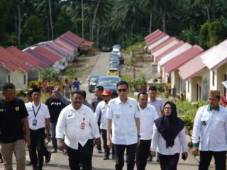 Bupati Bolsel Iskandar Kamaru Tinjau Rumah untuk Korban Banjir