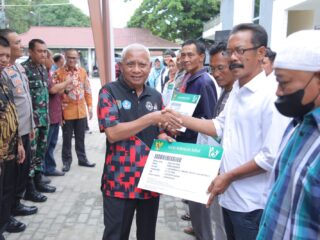 Bupati dan Wakil Bupati Asahan Serahkan Bukti Kepesertaan BPJS