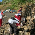 Direktorat Polairud Polda Sulut Membersihkan Sampah Laut di Bitung