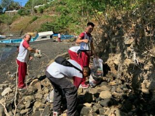 Direktorat Polairud Polda Sulut Membersihkan Sampah Laut di Bitung