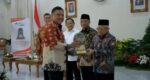 Gubernur Sulut Olly Dondokambey Terima Penghargaan Paritrana Award