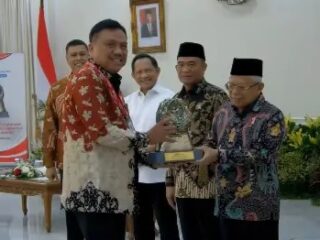Gubernur Sulut Olly Dondokambey Terima Penghargaan Paritrana Award