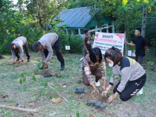 Humas Polres Kotamobagu Tanam Ratusan Pohon di Hutan Kota
