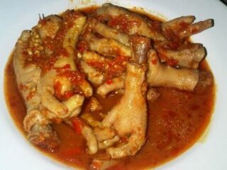 Inggrit Ciptakan Sensasi Kuliner dengan Olahan Ceker Ayam yang Menggoda
