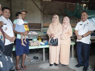 Kadis Kominfo Asahan Serahkan Bantuan Makanan Tambahan Kepada Enam Anak Penderita Stunting