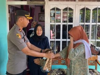 Kapolri Santuni Keluarga Almarhum Brigadir Rudi Agung Ashari yang Gugur di Papua