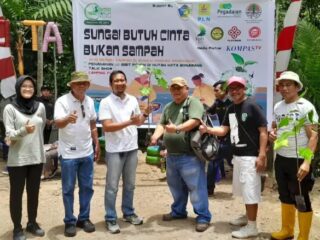 PLN Bersama BMR Forum Hijau Bersihkan Sungai dan Tanah Pohon
