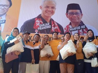 Panji Merdeka Putra Serahkan Ribuan Sembako kepada Warga Kotamobagu Selatan