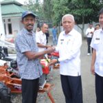 Pemkab Asahan Serahkan Bantuan ALSINTAN Kepada 17 Kelompok Tani