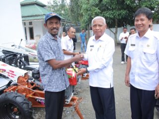 Pemkab Asahan Serahkan Bantuan ALSINTAN kepada 17 Kelompok Tani