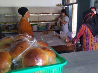 Roti Wulandari Raup Untung Ratusan Ribu Rupiah per Hari