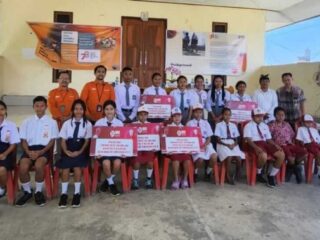 Siswa Berprestasi Terima Beasiswa dari BRI Peduli Desa Binaan Imandi