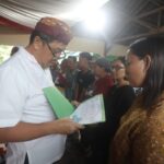 Wagub Sulut Serahkan Akta Nikah Massal di Bolmong