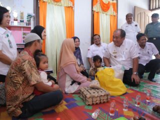 Wakil Bupati Asahan Serahkan Bantuan Makanan Tambahan untuk Anak Penderita Stunting