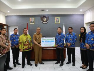 Wali Kota Asripan Nani Serahkan Santunanan kepada Ahli Waris Peserta BPJS Ketenagakerjaan Non ASN