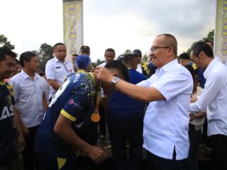 Wali Kota Kotamobagu Asripan Nani Tutup Turnamen Sepak Bola HK Family Cup 2