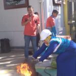 Damkar Kotamobagu Gelar Simulasi Pencegahan Kebakaran di Kantor PLN UP3