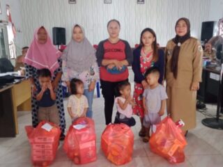 Pemdes Pontodon Timur Beri Bantuan Makanan Tambahan dan Vitamin untuk Balita