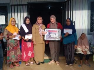 Pemdes Pontodon Timur Kembali Salurkan BLT Dandes