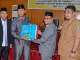 Pj Wali Kota Padangsidimpuan Hadiri Rapat Paripurna Penyampaian Nota Keuangan Rancangan APBD