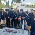 Sekprov Sulut Pimpin Tabur Bunga di TMP Kairagi