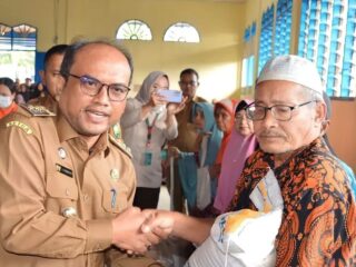 Wali Kota Padangsidimpuan Salurkan Bantuan Pangan Beras untuk Masyarakat Kurang Mampu