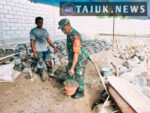 Tingkatkan Budaya Gotong Royong, Babinsa Pos Selopuro Bantu Warga Buat Pagar Rumah